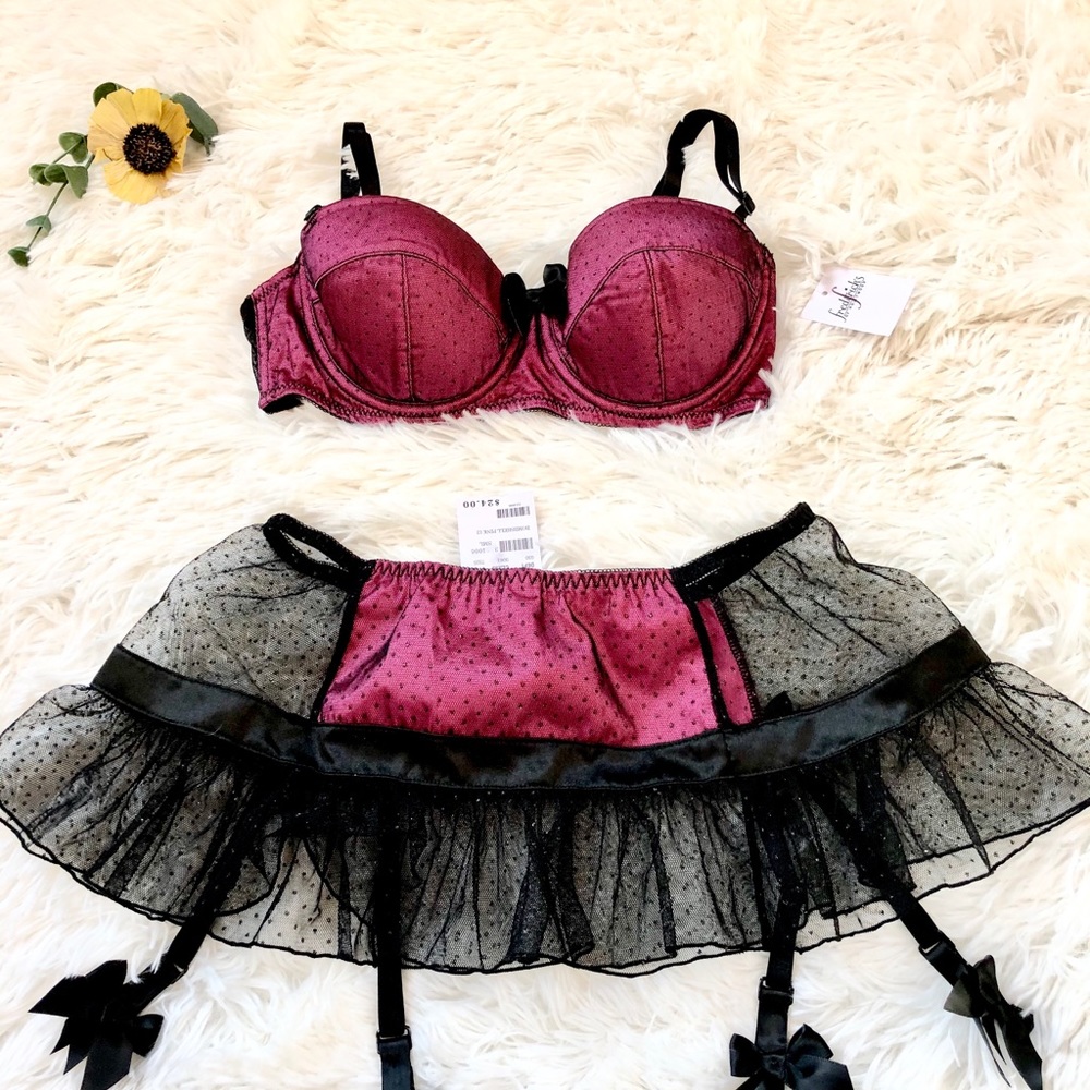 New with tags BOMBSHELL PINK BRA & matching SKIRT Hot PINK! Great Gift for her❤️